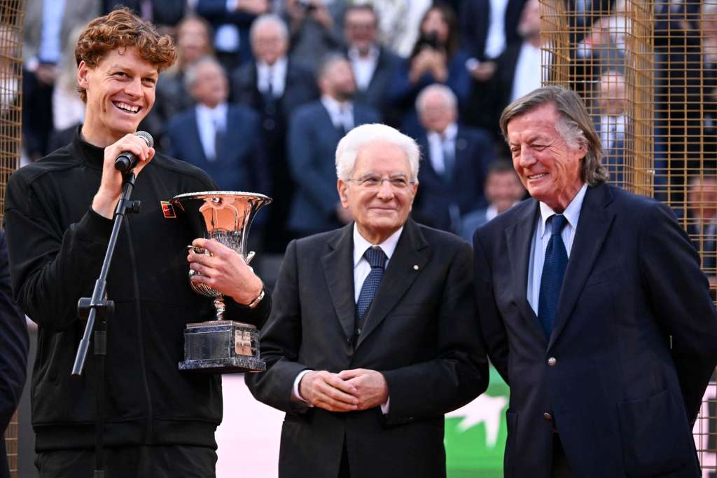 ROME (Italy), 17/05/2026.- Jannik Sinner (L) of Italy with the trophy, Italian President of the Republic, Sergio Mattarella (C), and Italian former tennis player Adriano Panatta (R), during the award ceremony after the Men's Singles final tennis match at the Italian Open tennis tournament in Rome, Italy, 17 May 2026. (Tenis, Italia, Roma) EFE/EPA/RICCARDO ANTIMIANI