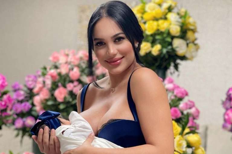 Andrea Valdiri le regaló a su hija Adhara, un millonario chupo