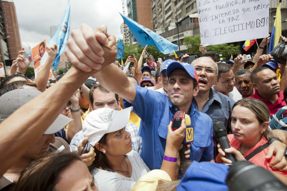Henrique Capriles durante una manifestación con sus seguidores. / EFE
