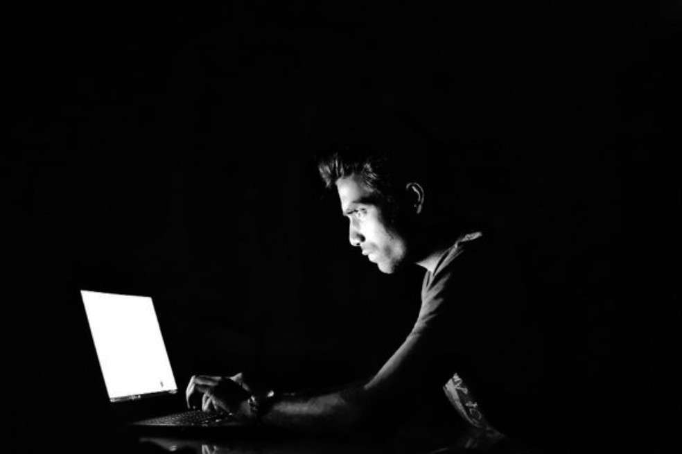 Hombre frente al computador.