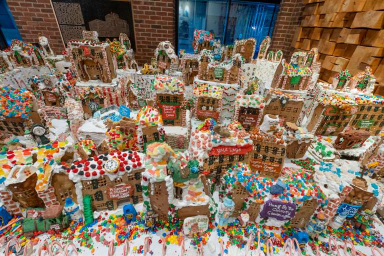 USA7353. NUEVA YORK (ESTADOS UNIDOS), 19/12/2025.- Fotografía del 12 de diciembre de 2025 que muestra galletas de GingerBread Lane, las casas del pueblo de pan de jengibre más grandes del mundo, en Nueva York (Estados Unidos). Con 700 casitas y locales tallados uno a uno, el célebre GingerBread Lane regresa estas Navidades convertido en un retrato dulce de la ciudad, donde conviven un taxi amarillo, un tramo de la Quinta Avenida, los almacenes Macy’s y hasta un restaurante halal, todo en versión galletera. EFE/ Ángel Colmenares