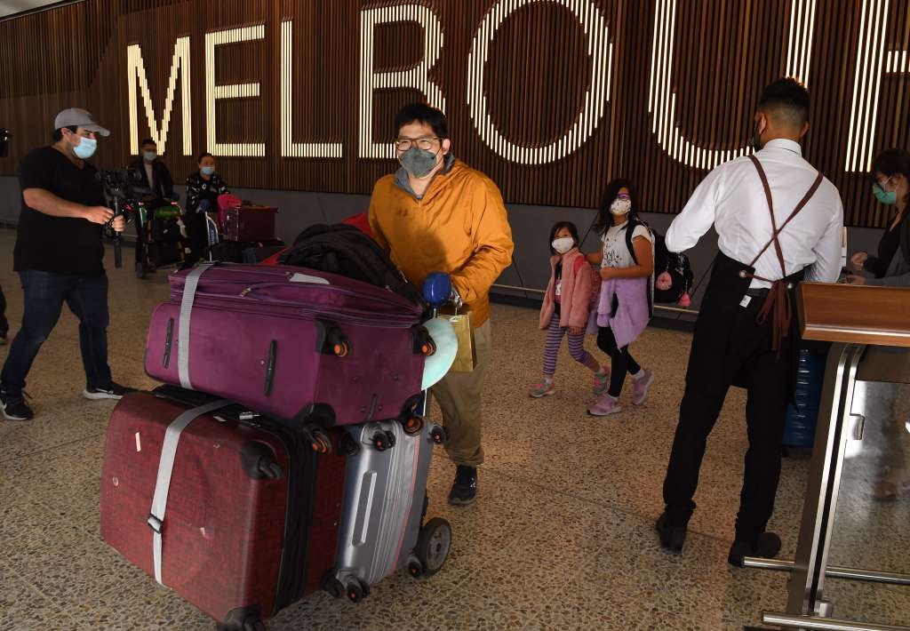 Pasajeros en el aeropuerto internacional de Melbourne, luego de que Australia abriera sus fronteras internacionales a todos los turistas vacunados.