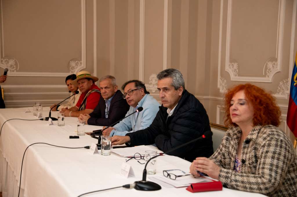 En la Casa de Nariño, el presidente se reunió con indígenas y altos funcionarios del Gobierno.