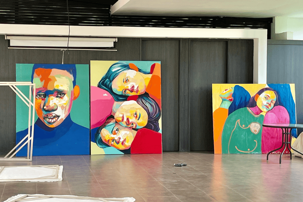 Sergio Savango con sus obras en su taller, en Medellín.