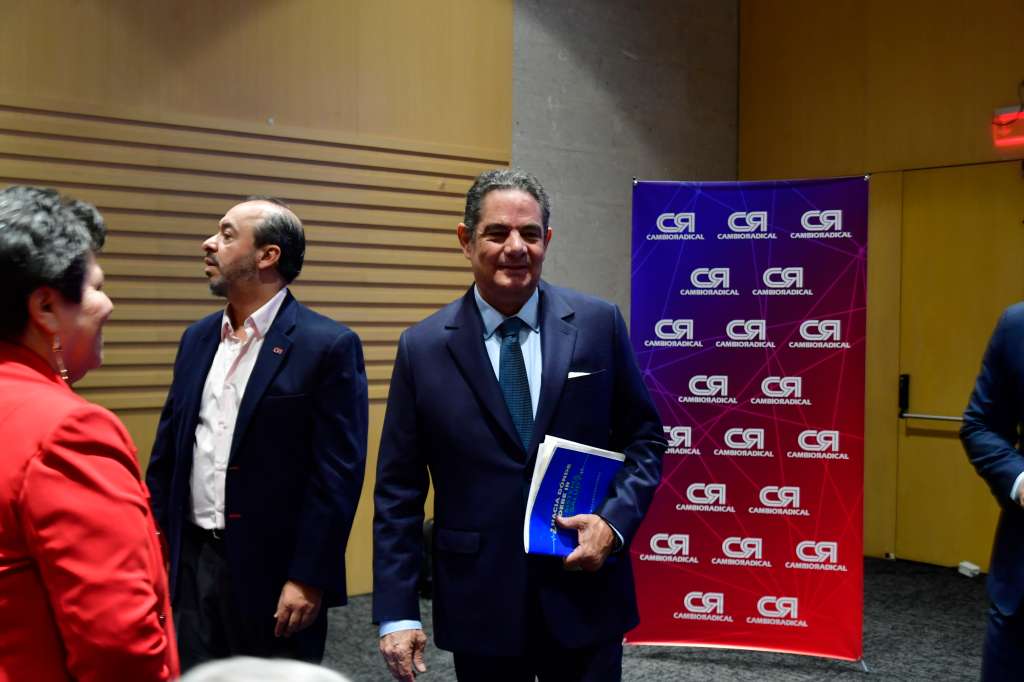Líder de Cambio Radical y Germán Córdoba, director del partido político Cambio Radical, en el foro "Hacia dónde debe ir el sistema de salud".