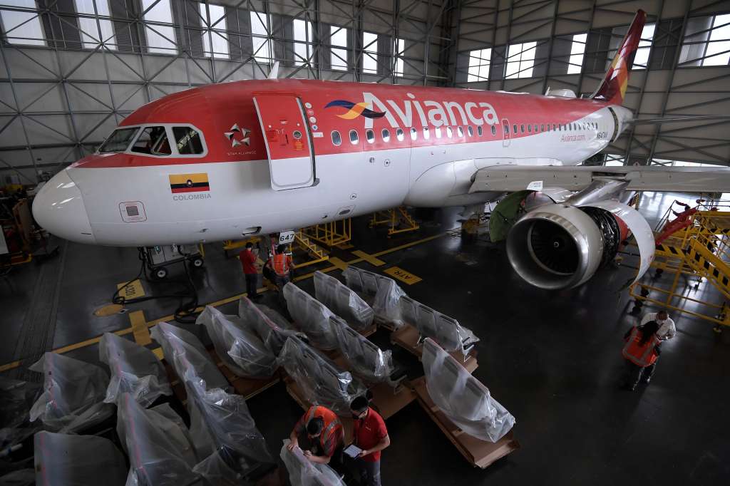 En el Centro de Mantenimiento y Reparación (MRO) de Avianca en Rionegro, la aerolínea realiza el cambio de sillas, la reubicación de los baños y el galley, con estas adecuaciones, los aviones pasarán de tener 150 asientos a contar con 180: 12 Premium, 60 Plus y 108 Economy.