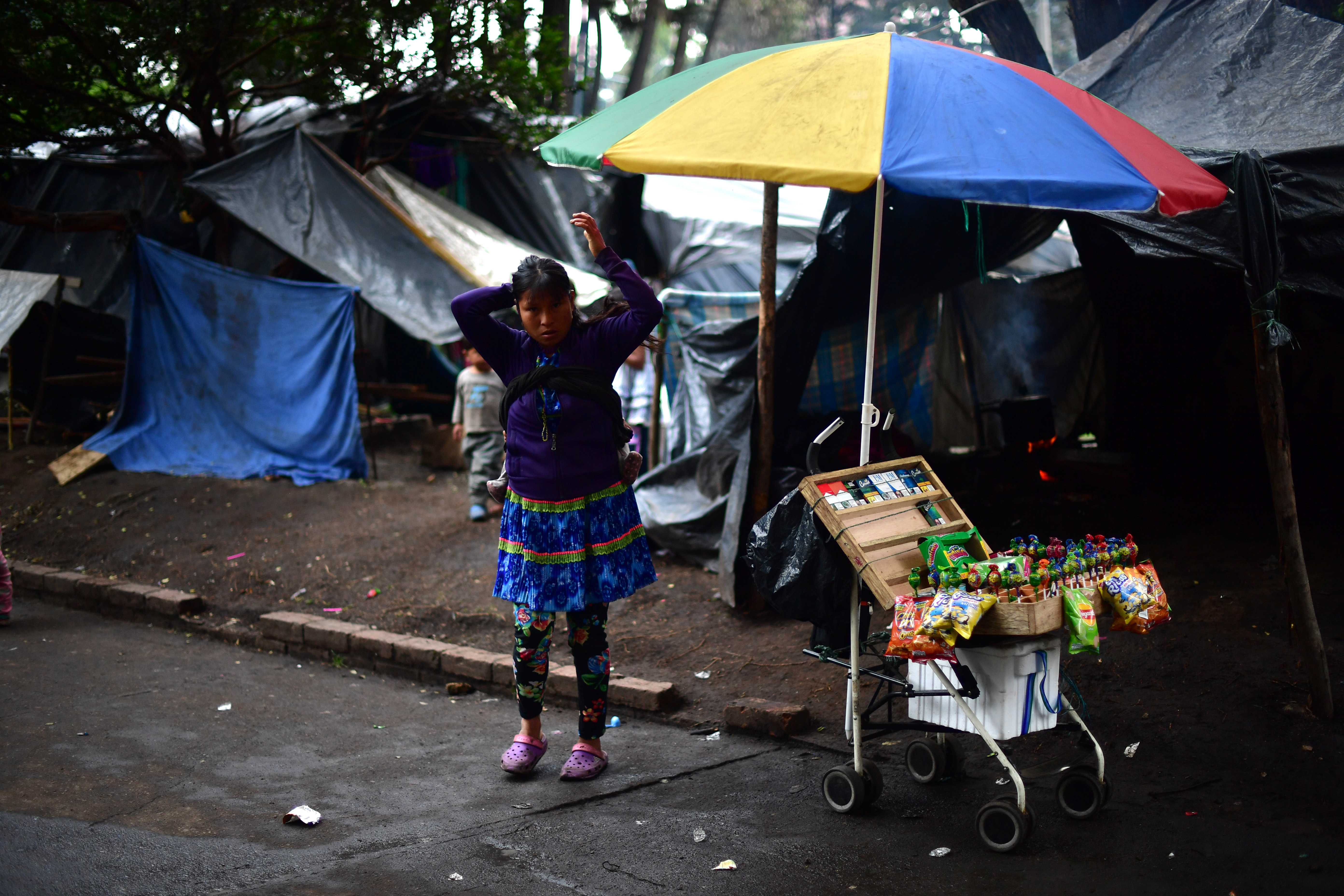 Indígenas asentados con cambuches de plásticos en el Parque Nacional, al que llegaron el 29 de septiembre en  su mayoría son niños, mujeres embarazadas y lactantes.
