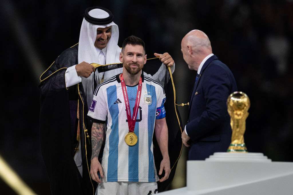 Argentina se convirtió en campeón de la Copa Mundial de Fútbol Qatar 2022 y Lionel Messi recibió una capa del Emir Tamim bin Hamad antes de levantar la copa.