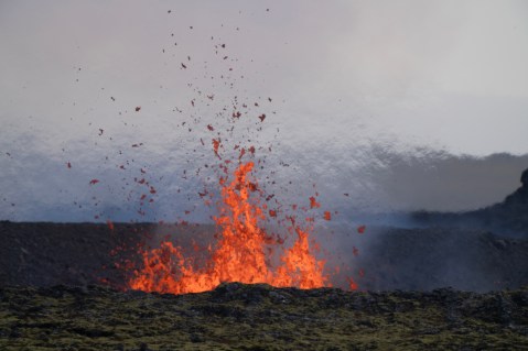 La erupción de un volcán en Islandia obliga a evacuar a un pueblo pesquero