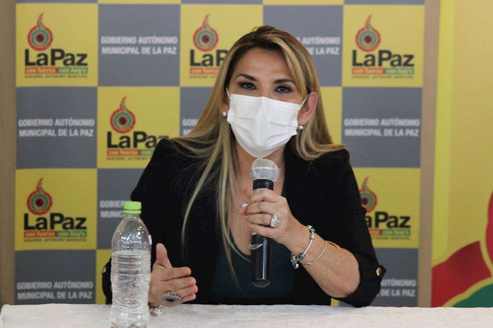 La hasta ahora candidata por la alianza Juntos afirmó que su decisión busca “ayudar a la victoria de los que no queremos las dictadura”, porque “si no nos unimos, vuelve Morales” / EFE
