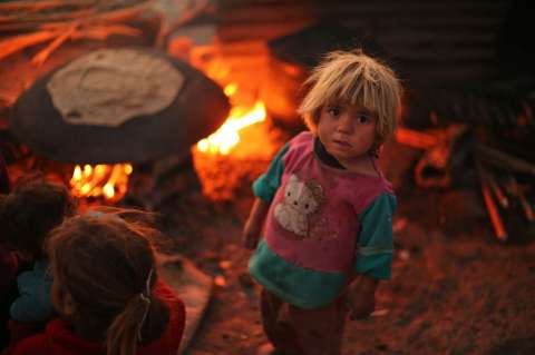 Niños que huyen del hambre y la guerra siria