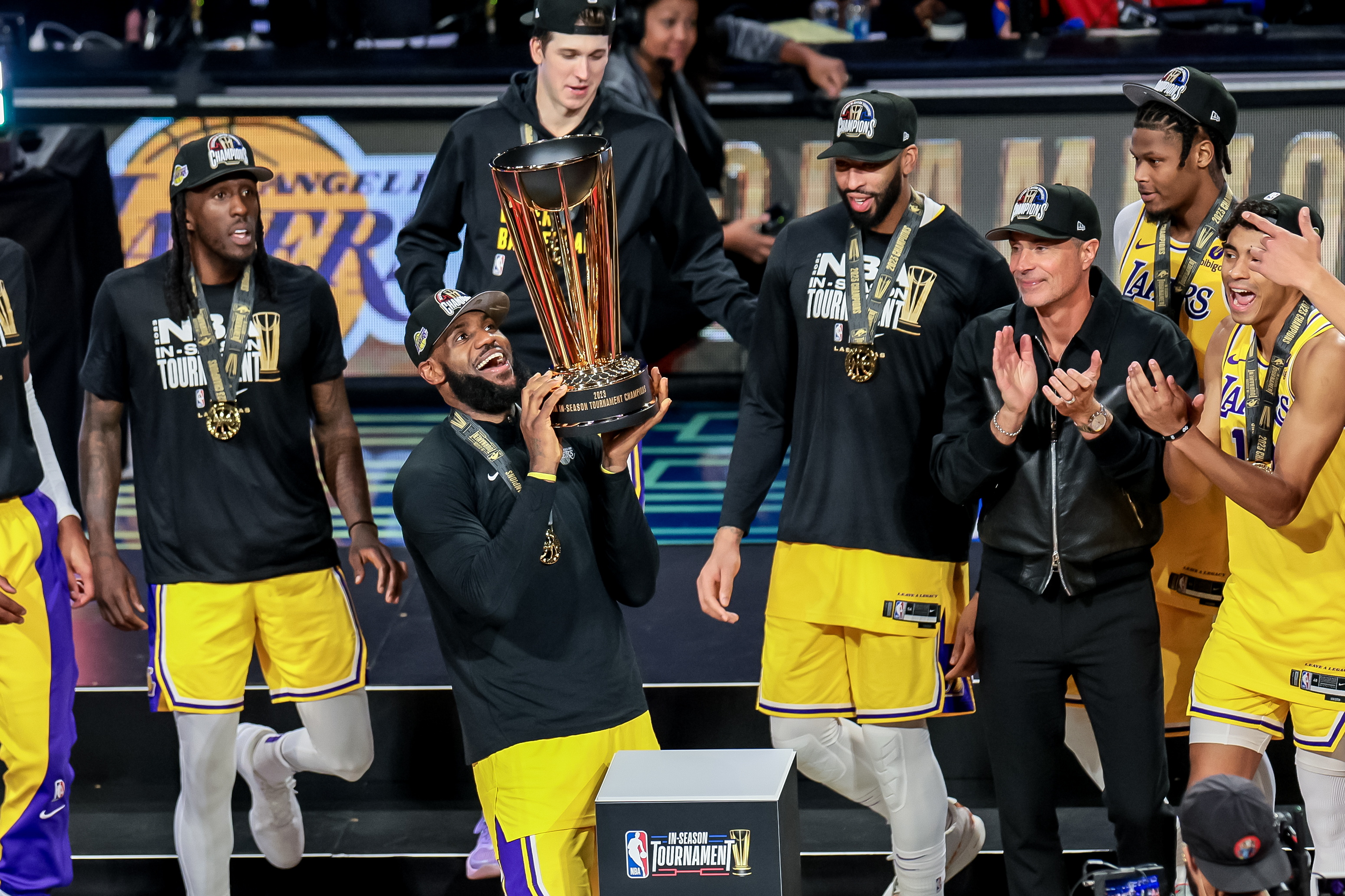 Las Vegas (United States), 09/12/2023.- Los Angeles Lakers forward LeBron James raises the NBA Cup trophy after defeating the Indiana Pacers in the NBA In-Season Tournament championship final at T-Mobile Arena in Las Vegas, Nevada, USA, 09 December 2023. (Baloncesto) EFE/EPA/ALLISON DINNER SHUTTERSTOCK OUT