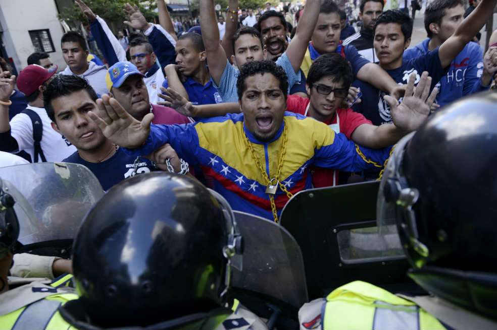 Estudiantes se enfrentaron con la policía al frente del Tribunal Supremo de Justicia. / AFP