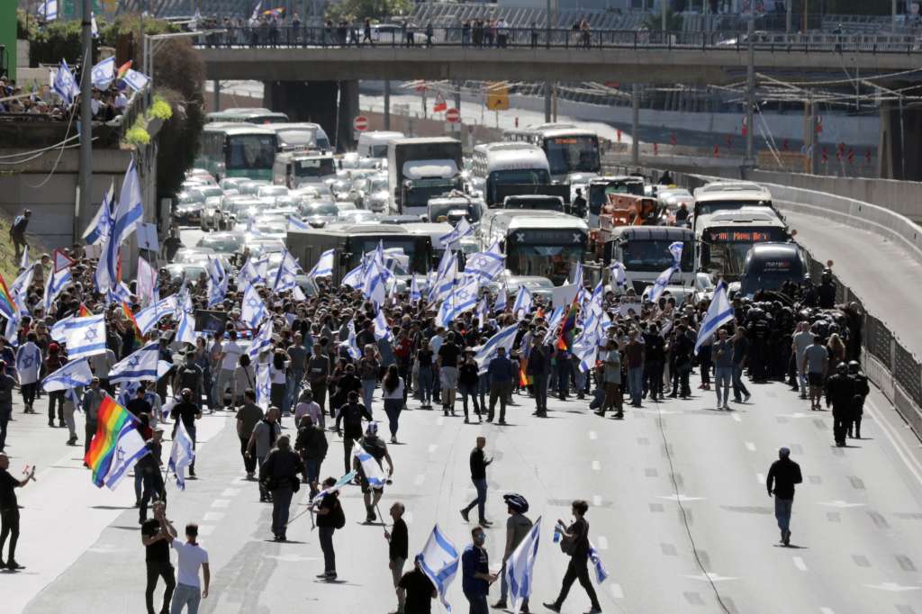 Tel Aviv (Israel), 09/03/2023.- Protesters block the Ayalon main highway during a rally against the government justice system reform plan in Tel Aviv, Israel 09 March 2023. The protest leaders announced a national day of resistance with demonstrations and roadblocks all over the country against the controversial judicial reform plans to weaken the authority of the supreme court, proposed by the government of Prime Minister Benjamin Netanyahu. (Protestas) EFE/EPA/ABIR SULTAN