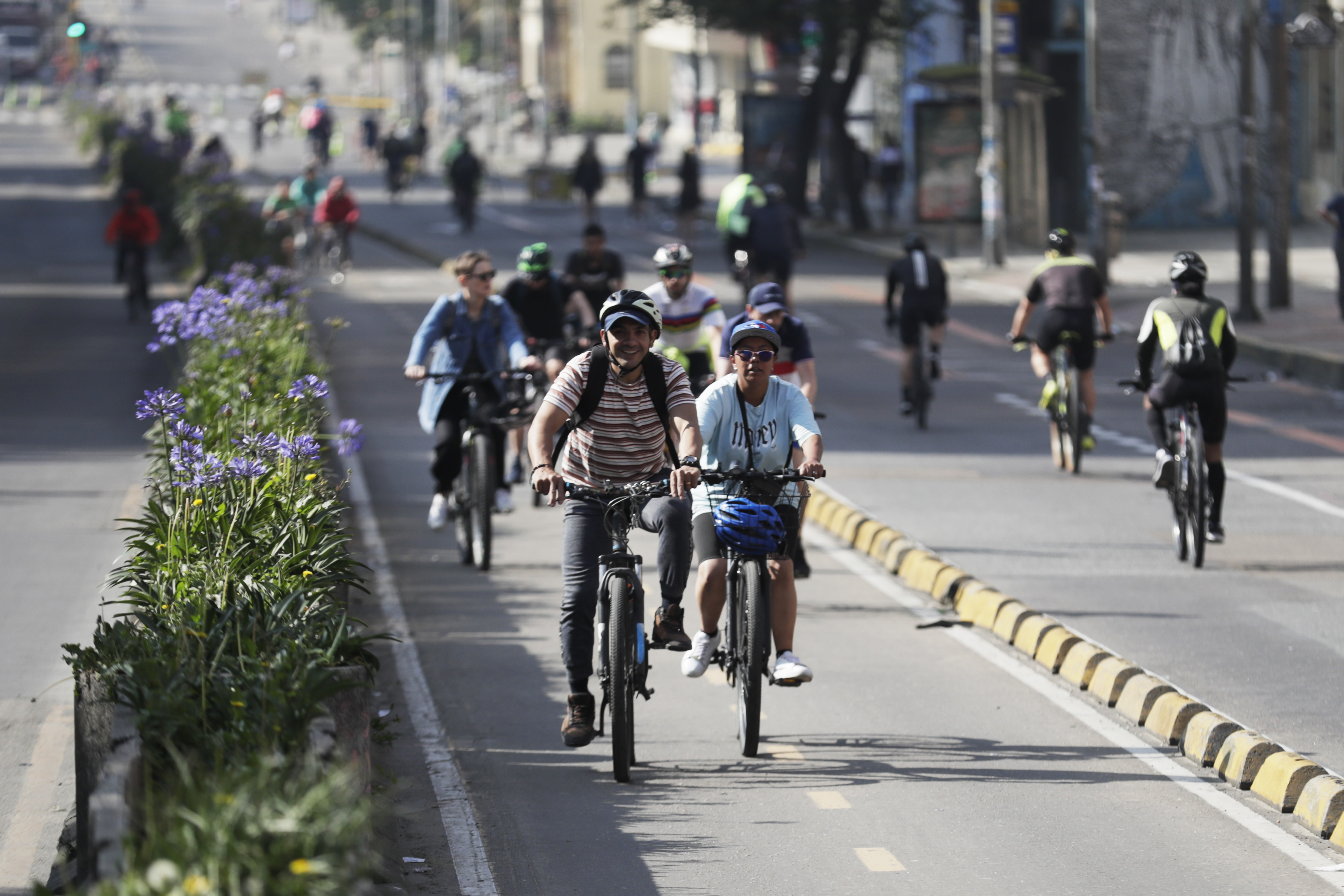 ACOMPAÑA CRÓNICA : COLOMBIA RECREACIÓN AME5502. BOGOTÁ (COLOMBIA), 15/12/2024.- Personas en bicicleta recorren la ciclovía este domingo, en Bogotá (Colombia). Ciclistas, atletas, patinadores y paseantes de la capital colombiana tienen una cita infaltable desde hace 50 años: la ciclovía de los domingos y festivos, que desde 1974 reúne a miles de personas a lo largo de más de 127 kilómetros de recorrido urbano, un espacio que se ha convertido en insignia de Bogotá. EFE/ Carlos Ortega