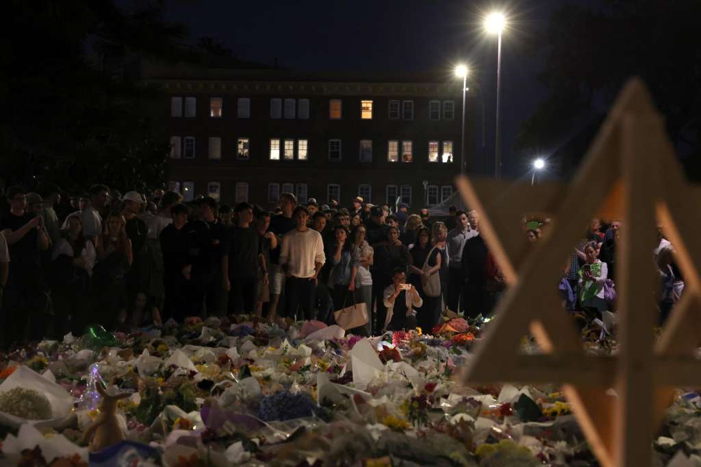 Sydney (Australia), 16/12/2025.- Mourners at a makeshift memorial at Bondi Beach in Sydney, New South Wales, Australia, 16 December 2025. Australia is in mourning following an attack on the Jewish community's Hanukkah festival celebrations on 14 December that left at least 16 people dead, including one gunman. EFE/EPA/ROUNAK AMINI AUSTRALIA AND NEW ZEALAND OUT