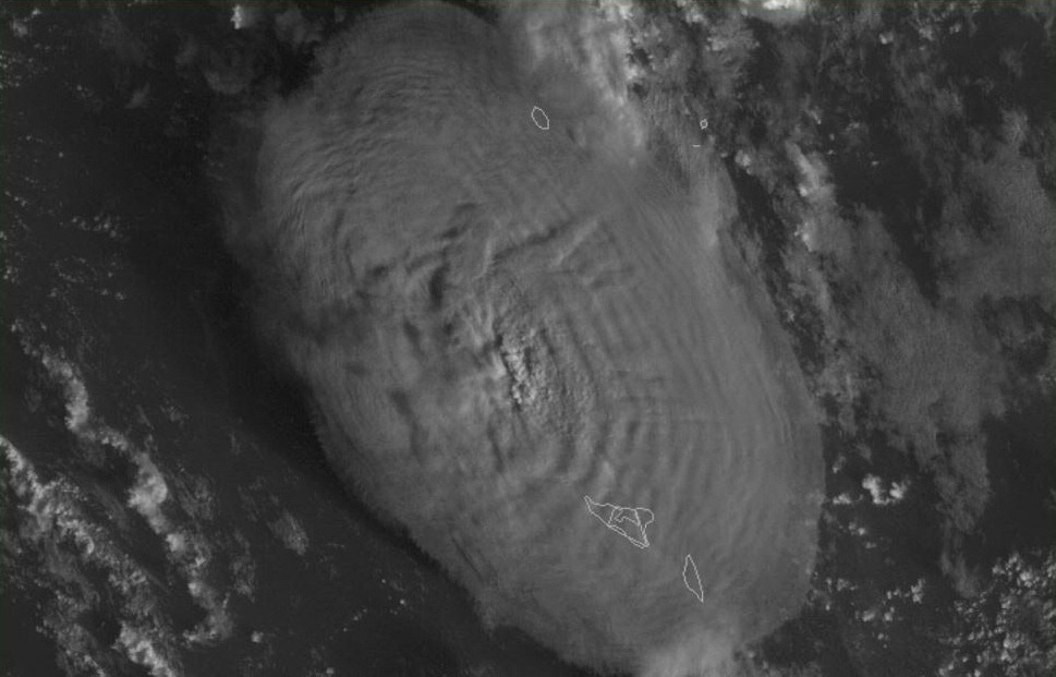 Imagen del satélite NOAA GOES que muestra la erupción del 15 de enero.