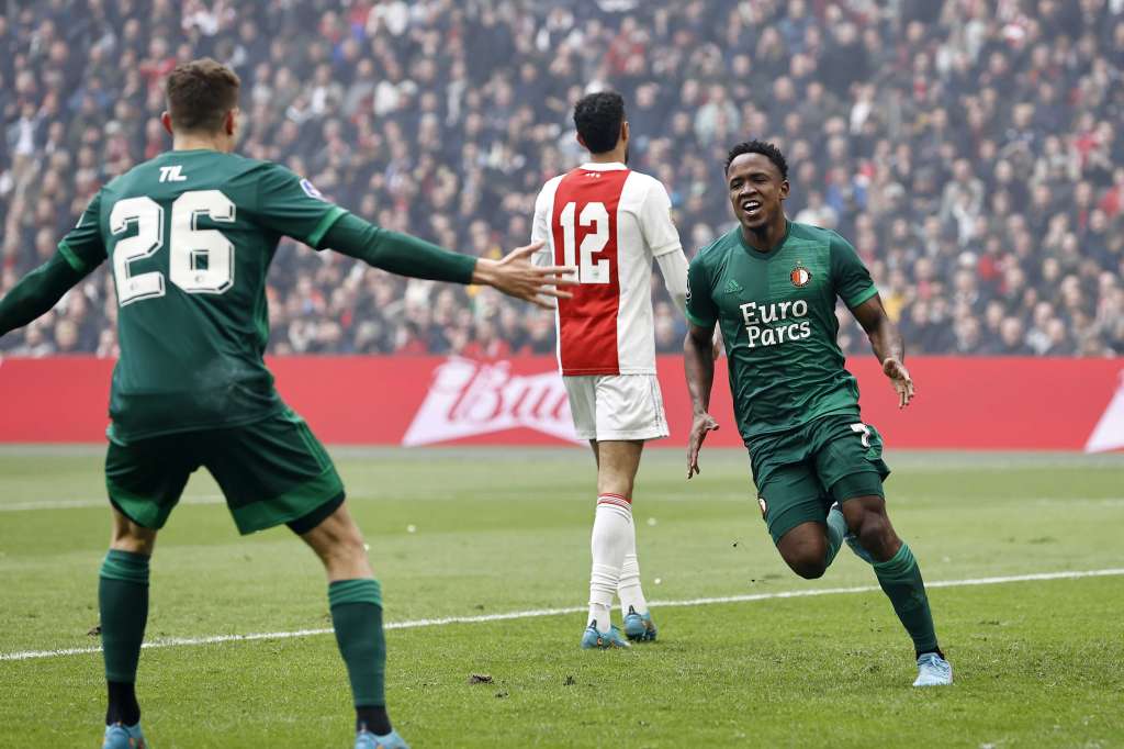 Amsterdam (Netherlands), 20/03/2022.- Guus Til (L) and Luis Sinisterra of Feyenoord celebrate the 0-1 lead during the Dutch Eredivisie match between Ajax and Feyenoord at the Johan Cruijff ArenA in Amsterdam, Netherlands, 20 March 2022. (Países Bajos; Holanda) EFE/EPA/MAURICE VAN STEEN