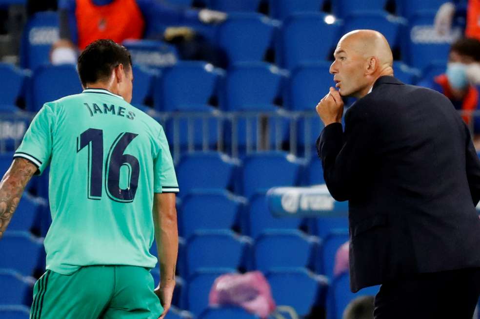 James Rodríguez y su entrenador, Zinedine Zidane, durante el encuentro de Real Madrid contra Real Sociedad. / EFE