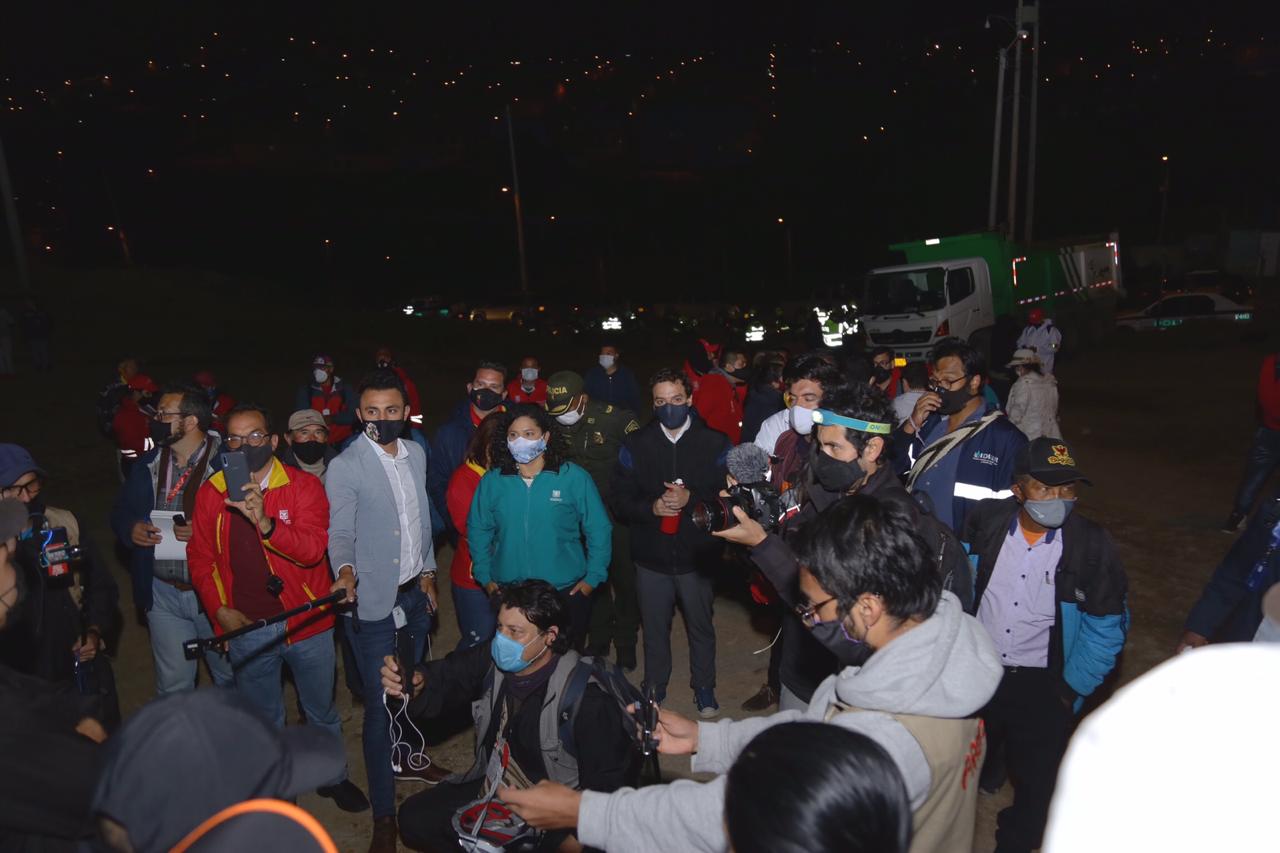 Funcionarios de la alcaldía de Bogotá y familias que invadieron un predio en Villa Gloria, dialogan para llegar a un acuerdo.