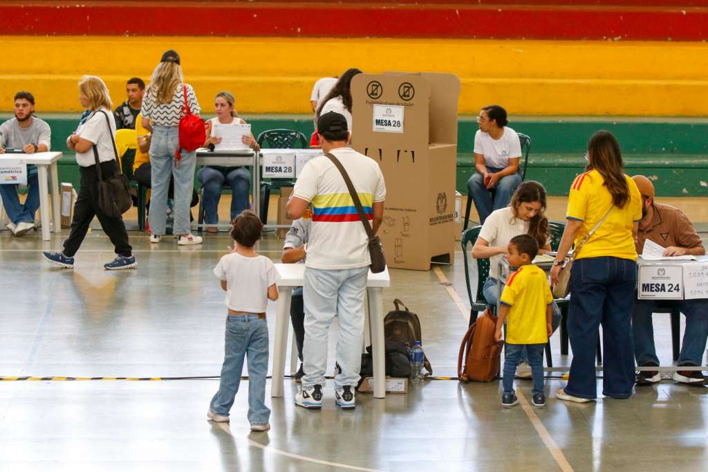 AME2963. MEDELLÍN (COLOMBIA), 21/06/2026.- Personas votan durante la segunda vuelta de las elecciones presidenciales este domingo, en Medellín (Colombia). La elección del sucesor del presidente colombiano, Gustavo Petro, avanza sin incidentes, en una jornada en la que el candidato de ultraderecha Abelardo de la Espriella y el izquierdista Iván Cepeda ya votaron y llamaron a los indecisos a apoyarlos para ganar. EFE/ STR
