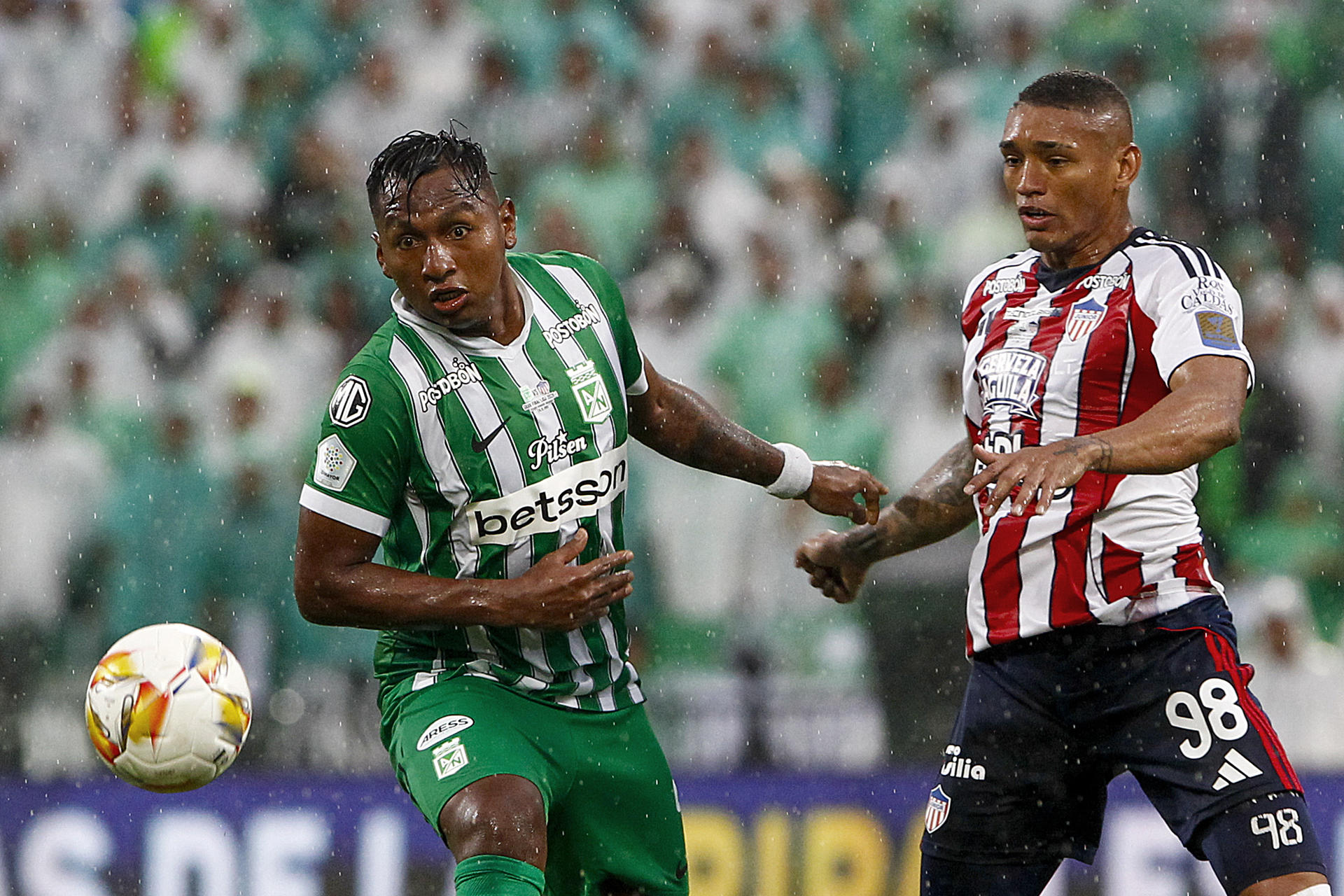 AME9879. MEDELLÍN (COLOMBIA), 08/06/2026.- Alfredo Morelos (i) de Nacional disputa el balón con Jermein Peña de Junior este lunes, durante el partido de vuelta de la final de la Liga de Colombia en el estadio Atanasio Girardot en Medellín (Colombia). EFE/ STR