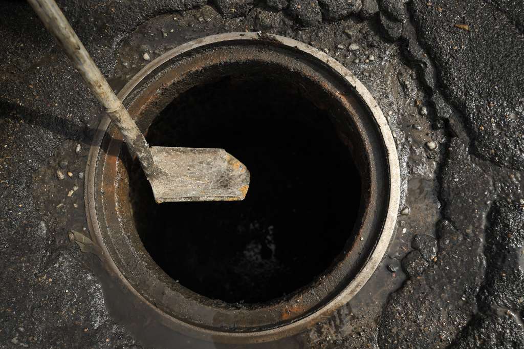Jornada de limpieza de alcantarillas por vertimiento de aceite y residuos