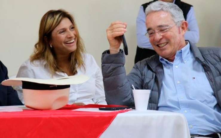 Bien llamativa resultó larespuesta amenazante de Paola Holguína lacolumna de Yohir Akerman donde reveló los vínculos que el papá de ella, Frank Holguín Ortiz, sostuvo con Pablo Escobar en los años 90 como narcotraficante y testaferro del capo. El trino de la senadora uribista es fiel reflejo de su catadura moral y del entorno mafioso que la envuelve: “Yo no pateo perro muerto” da a entender que el periodista se va a morir… o ya se puede dar por muerto. Sea como fuere, el meollo del intríngulis reside en que si la columna de Akerman mintiera, en lugar de una amenaza ella habría anunciado denuncia penal por injuria, calumnia o atentado al “buen nombre”. Si calla en eso, es porque no puede desmentirlo. O sea, no se atreve a patear al perro estando vivo. (Ver columna).