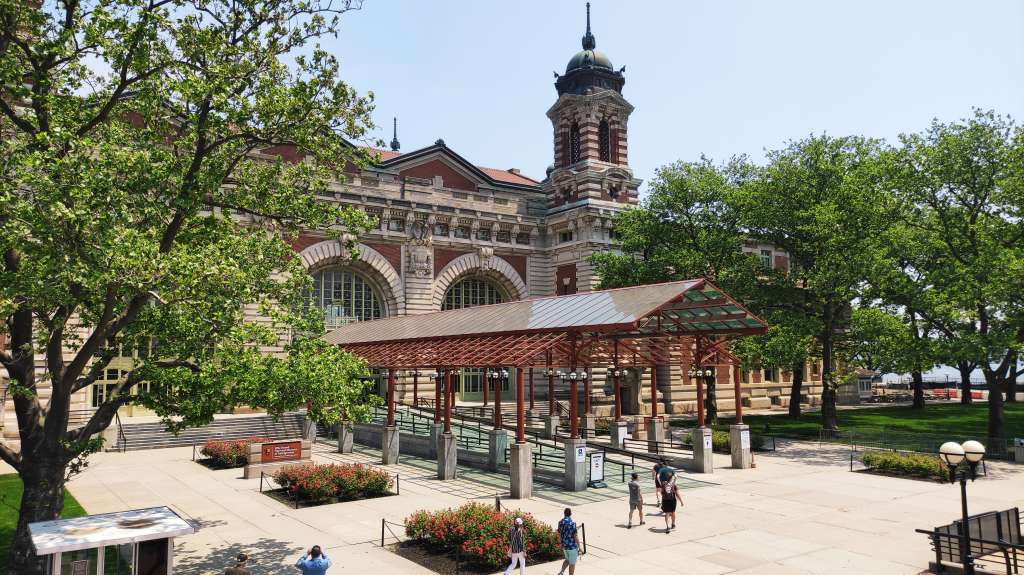 La Isla de Ellis es una isla pequeña en el río Hudson donde desembarcaron millones de inmigrantes buscando hogar y una nueva vida en Nueva York.