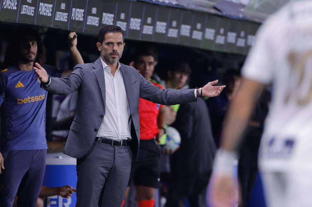 AMDEP3004. BUENOS AIRES (ARGENTINA), 25/02/2025.- El entrenador Fernando Gago de Boca reacciona este martes, en un partido de la segunda ronda de la Copa Libertadores entre Boca Juniors y Alianza Lima en el estadio La Bombonera en Buenos Aires (Argentina). EFE/ Juan Ignacio Roncoroni