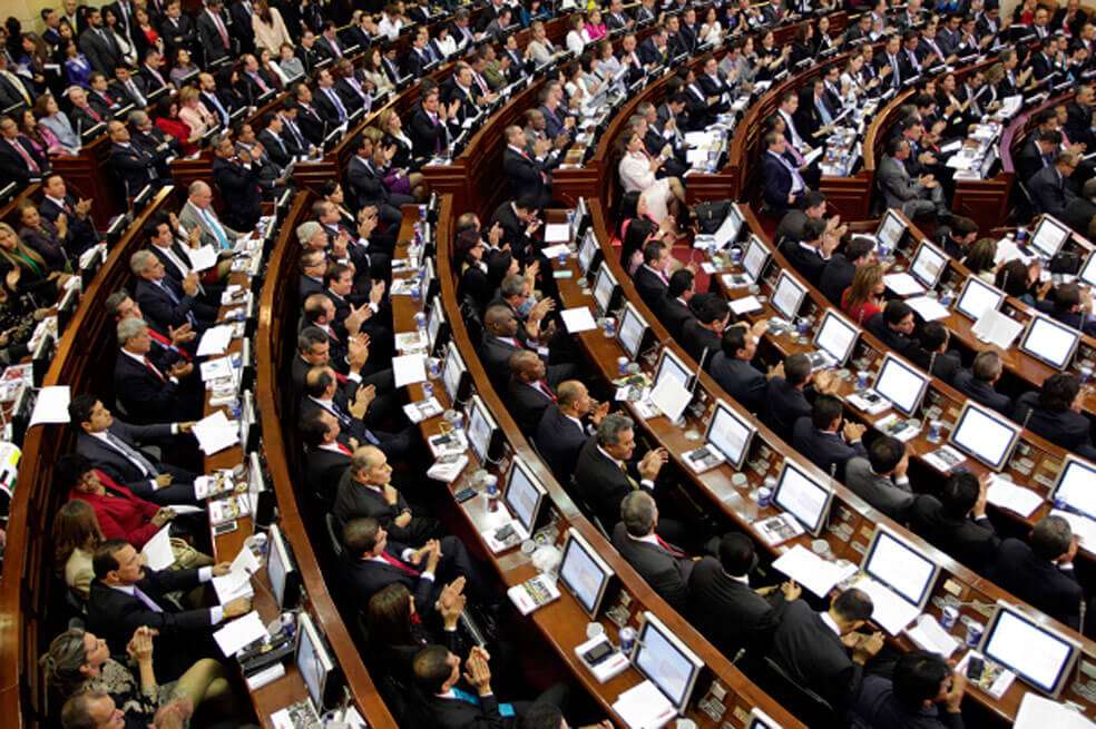 Al Congreso de la República han llegado varias propuestas para la reducción de salarios, pero ninguna ha tenido éxito. / EFE