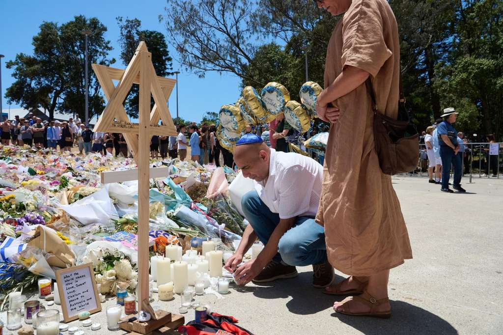 SYDNEY (Australia), 17/12/2025.- Members of the public lay flowers at a floral tribute honouring victims of a stabbing attack at Bondi Beach in Sydney, Australia, 17 December 2025. Australia is in mourning following an attack on the Jewish community's Hanukkah festival celebrations on 14 December that left at least 16 people dead, including one gunman. EFE/EPA/FLAVIO BRANCALEONE AUSTRALIA AND NEW ZEALAND OUT

