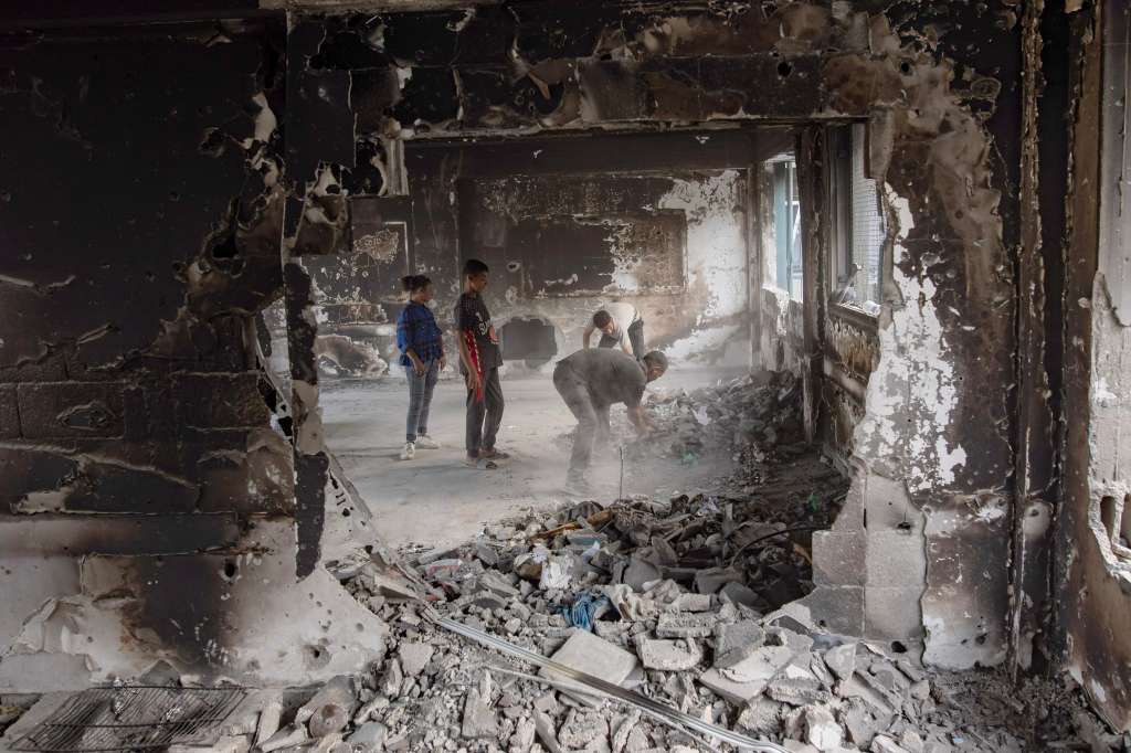 Gaza (---), 19/05/2024.- Displaced Palestinians live in a destroyed UNRWA school after the Israeli army asked them to evacuate the city of Rafah, in the Khan Yunis camp in the southern Gaza Strip. 19 May, 2024. Since 07 October 2023, up to 1.7 million people, or more than 75 percent of the population, have been displaced throughout the Gaza Strip, some more than once, in search of safety, according to the United Nations Relief and Works Agency for Palestine Refugees in the Near East (UNRWA), which added that the Palestinian enclave is 'on the brink of famine', with 1.1 million people (half of its population) 'experiencing catastrophic food insecurity' due to the conflict and restrictions on humanitarian access. EFE/EPA/HAITHAM IMAD