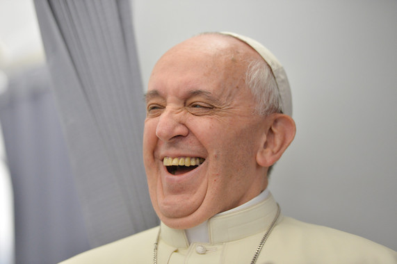 Estudio niega la supuesta correlación negativa entre el sentido del humor y la religiosidad. En la imagen, el papa Francisco ríe durante su visita a Río de Janeiro (Brasil) en 2013. / EFE