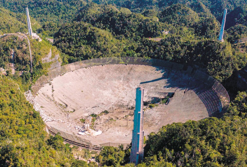 Esta vista aérea muestra el daño en el Observatorio de Arecibo luego de que uno de los cables principales que sujetan el receptor se rompiera en Arecibo, Puerto Rico, el 1 de diciembre de 2020.