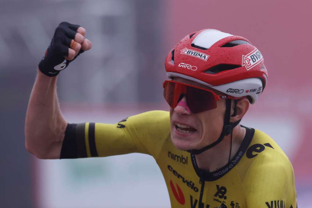LIMONE PIEMONTE (ITALIA), 24/08/2025.- El ciclista danés Jonas Vingegaard (Visma-Lease a Bike) celebra su victoria en la segunda etapa de la Vuelta a España que ha discurrido este domingo por carreteras italianas con un trazado de 157 kilómetros entre Alba y Limone Piemonte, y donde se ha producido el primer final en alto de la carrera. EFE/ Javier Lizón