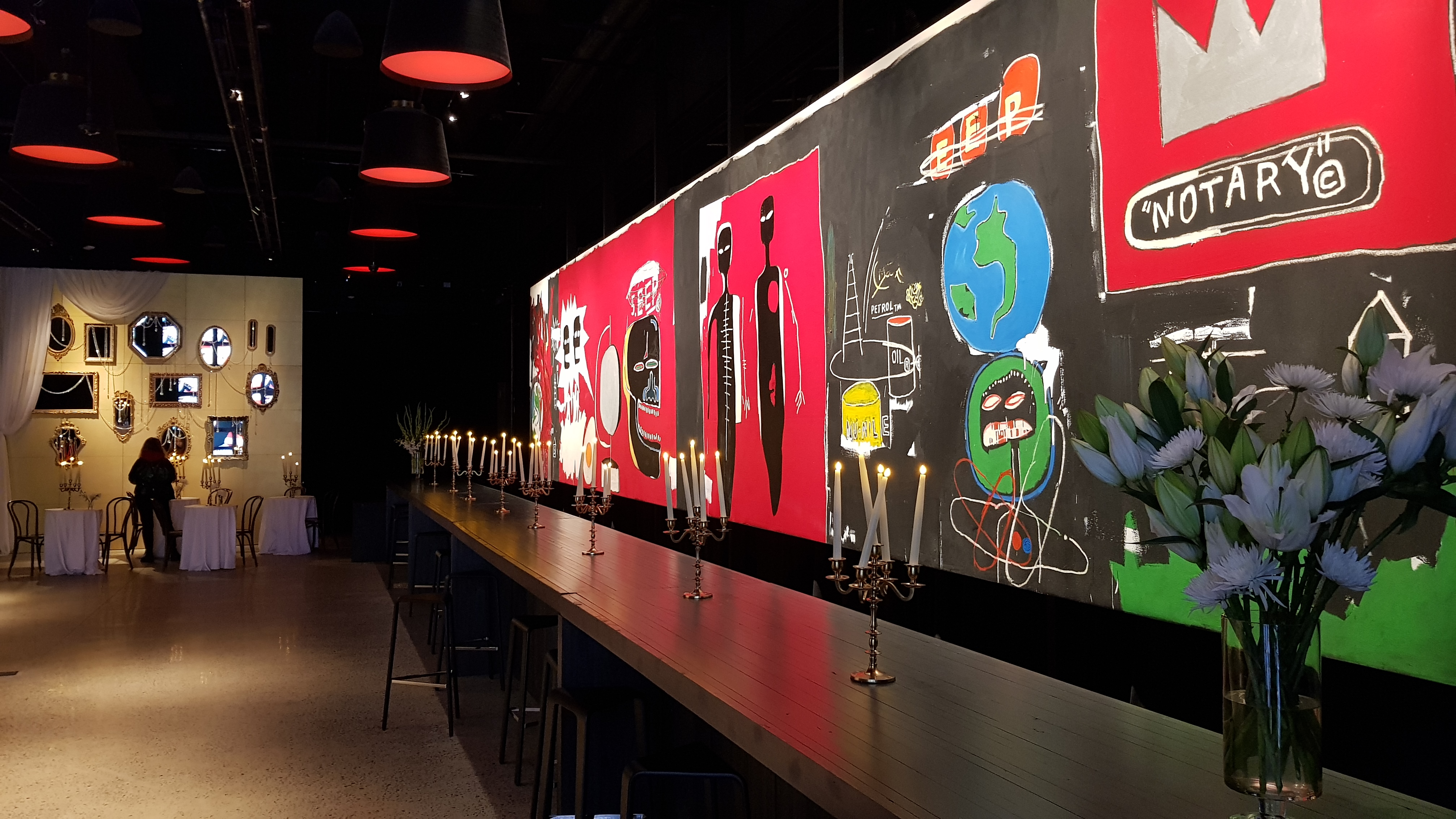 USA6710. NUEVA YORK (ESTADOS UNIDOS), 07/04/2022.- Fotografía de las obras de Jean-Michel Basquiat en la muestra "King Pleasure", hoy, en Nueva York (Estados Unidos). El irreverente Jean-Michel Basquiat falleció hace más de treinta años, pero su impacto cultural y social siguen más vivos que nunca, según reivindica su familia en una gran exposición que abrirá sus puertas en Nueva York este próximo sábado y permite asomarse a los recuerdos personales del artista. EFE/ Jorge Fuentelsaz