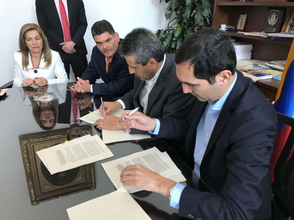 El senador Luis Fernando Velasco y el representante David Barguil, al momento de radicar el proyecto de modificación a la Ley de Habeas Data.   / Prensa Senado