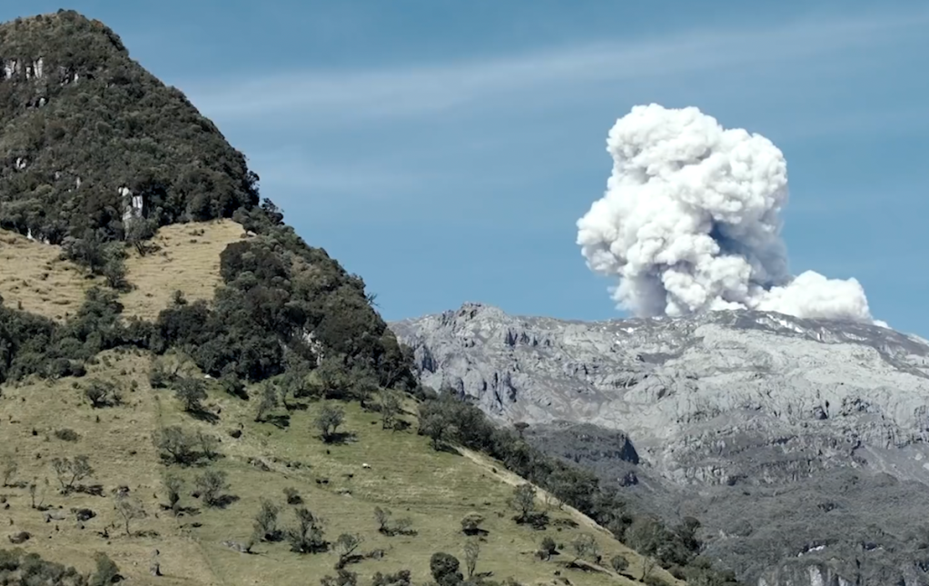 Nevado del Ruiz, del video Volcán nevado del Ruiz y los vecinos de la ceniza