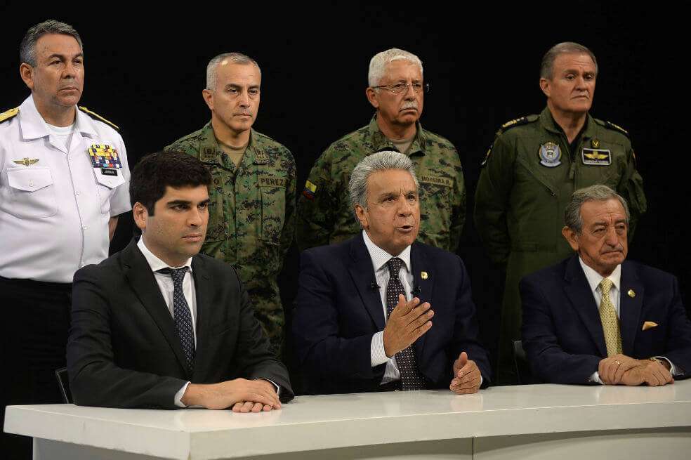 El presidente de Ecuador, Lenín Moreno (centro abajo), le habló a su país desde Guayaquil, ciudad a la que trasladó el gobierno frente a la ola de protestas en Quito. / AFP