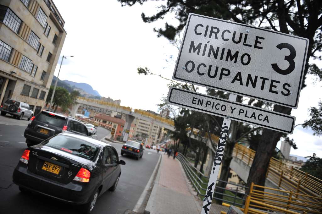Avisos que hacen referencia a el cambio de restricción vehicular en el centro de la capital