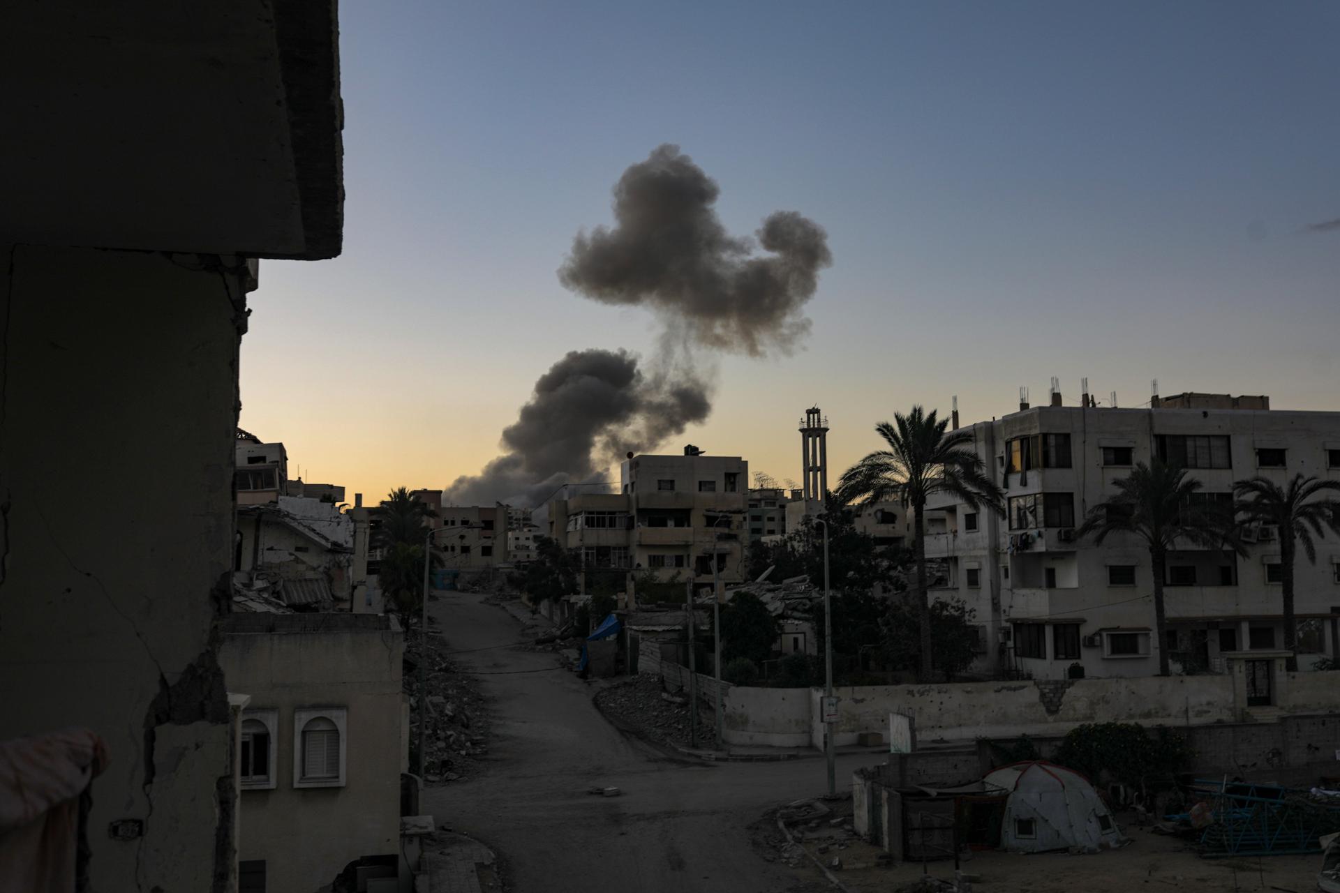 GAZA CITY (---), 07/10/2025.- Smoke rises following Israeli air strikes during an Israeli military operation in Gaza City, Gaza Strip, 07 October 2025. According to the UN around 90 percent of the population or 1.9 million people in Gaza have been displaced since the start of the conflict. More than 67,000 Palestinians have been killed in the Gaza Strip since October 2023, according to the Palestinian Ministry of Health, and about 1,200 Israelis have been killed since the launch of an Israeli military campaign in response to a cross-border attack by Hamas on 07 October 2023. EFE/EPA/MOHAMMED SABER