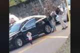 Niña se entrega con ‘las manos arriba’ cuando las autoridades detuvieron a su padre
