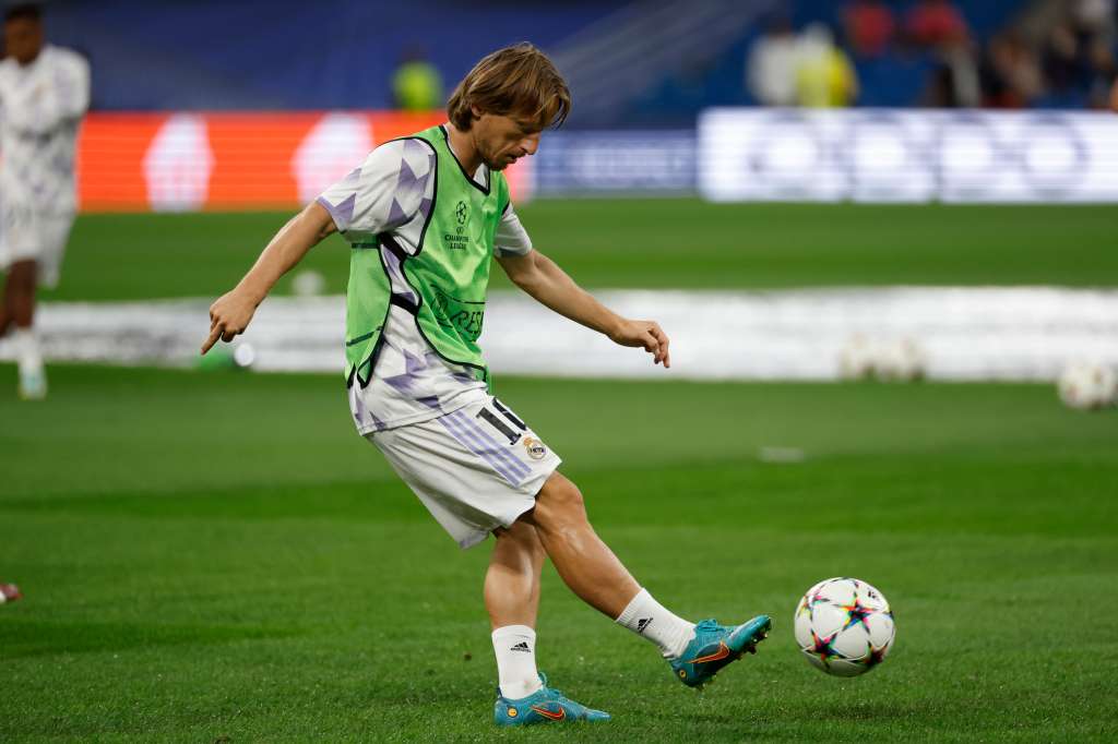 MADRID, 14/09/2022.- El centrocampista croata del Real Madrid Luka Modric calienta antes del encuentro ante el RB Leipzig correspondiente al grupo F de la Liga de Campeones de la UEFA, celebrado este miércoles en el Santiago Bernabéu de Madrid. EFE/ Juanjo Martín