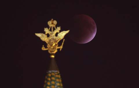 Rusia planea instalar una central nuclear en la Luna en la próxima década