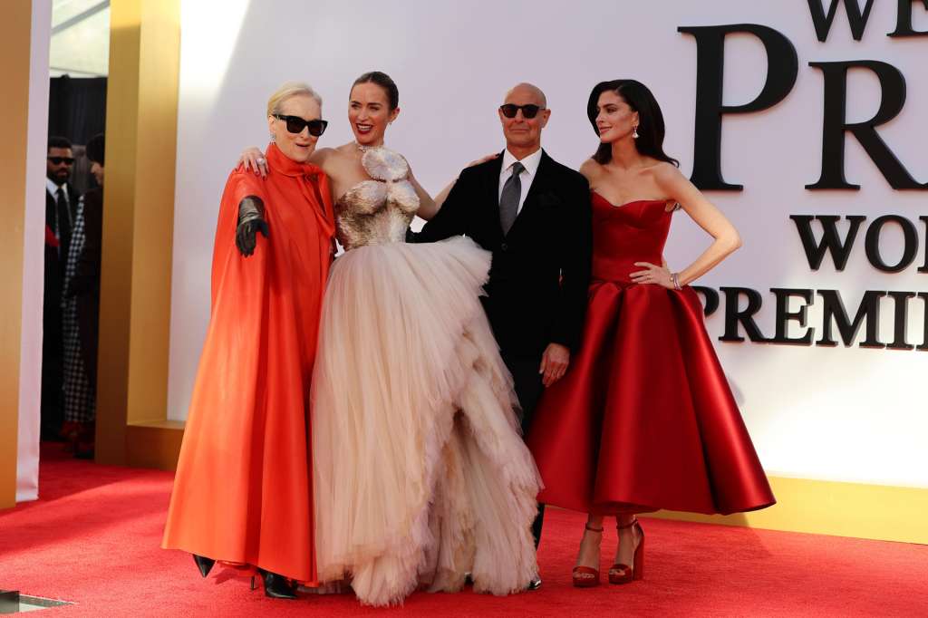 AME5339. NUEVA YORK (ESTADOS UNIDOS), 20/04/2026.- Los actores Meryl Streep (i), Emily Blunt (2-i), Stanley Tucci (2-d) y Anne Hathaway posan durante el estreno de la icónica película ‘El diablo viste de Prada 2’ este lunes, en el Lincoln Center de Nueva York (EE.UU.). EFE/ Octavio Guzmán
