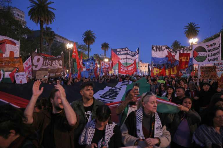 AME5804. BUENOS AIRES (ARGENTINA), 07/10/2025.- Personas participan en una manifestación en apoyo a Palestina este martes, en Buenos Aires (Argentina). Miles de personas marcharon bajo la consigna "basta de genocidio" en la Franja de Gaza a dos años del ataque del grupo islamista Hamás contra Israel y el comienzo de la guerra en el enclave palestino. EFE/ STR