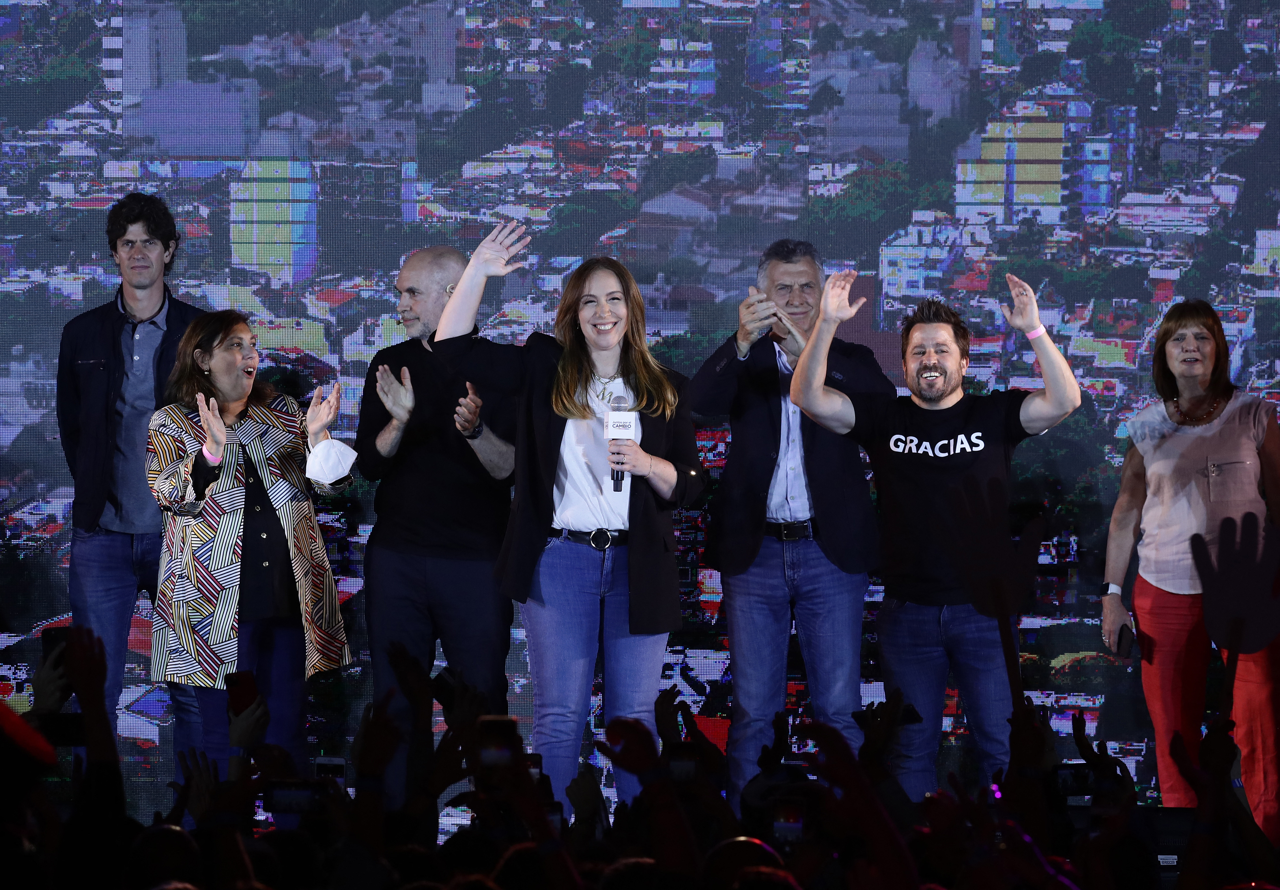 La exgobernadora porteña y candidata diputada por la Ciudad Autónoma de Buenos Aires por el partido "Juntos por el Cambio", María Eugenia Vidal (C), celebra tras las elecciones parlamentarias de mitad de período, en Buenos Aires.