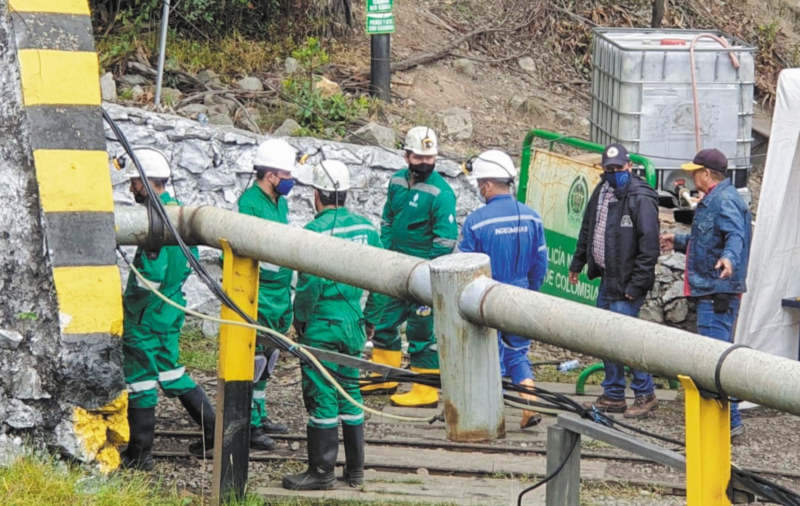 Los organismos de socorro se demoraron dos días en encontrar los cuerpos ante los riesgos de derrumbes y las altas concentraciones de gas metano. / EFE