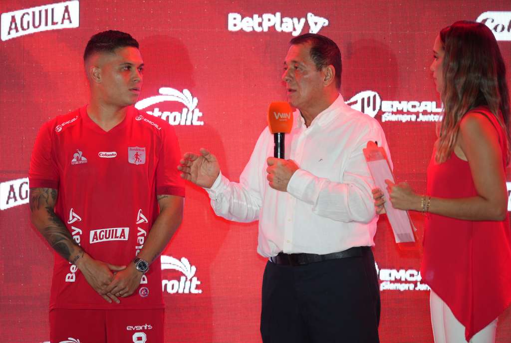 AME5355. CALI (COLOMBIA), 30/01/2025.- El propietario de América de Cali Tulio Gómez (d), habla junto al futbolista colombiano Juan Fernando Quintero, durante su presentación como nuevo jugador del América de Cali este jueves, en Cali (Colombia). Quintero llega como refuerzo al equipo escarlata proveniente de Racing de Argentina. EFE/ Ernesto Guzmán